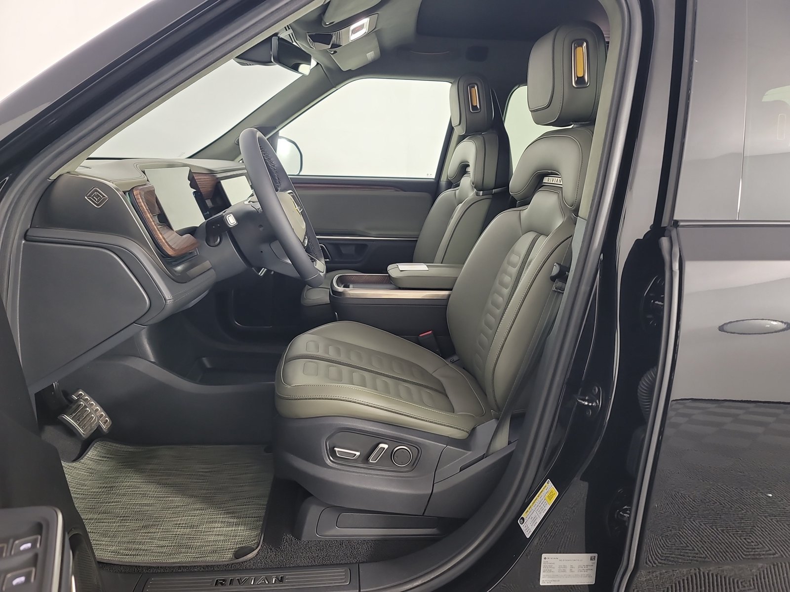 Used 2024 Rivian R1T Adventure Dual AWD/4WD image 20