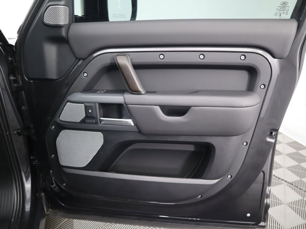 Used 2024 Land Rover Defender 130 X image 27