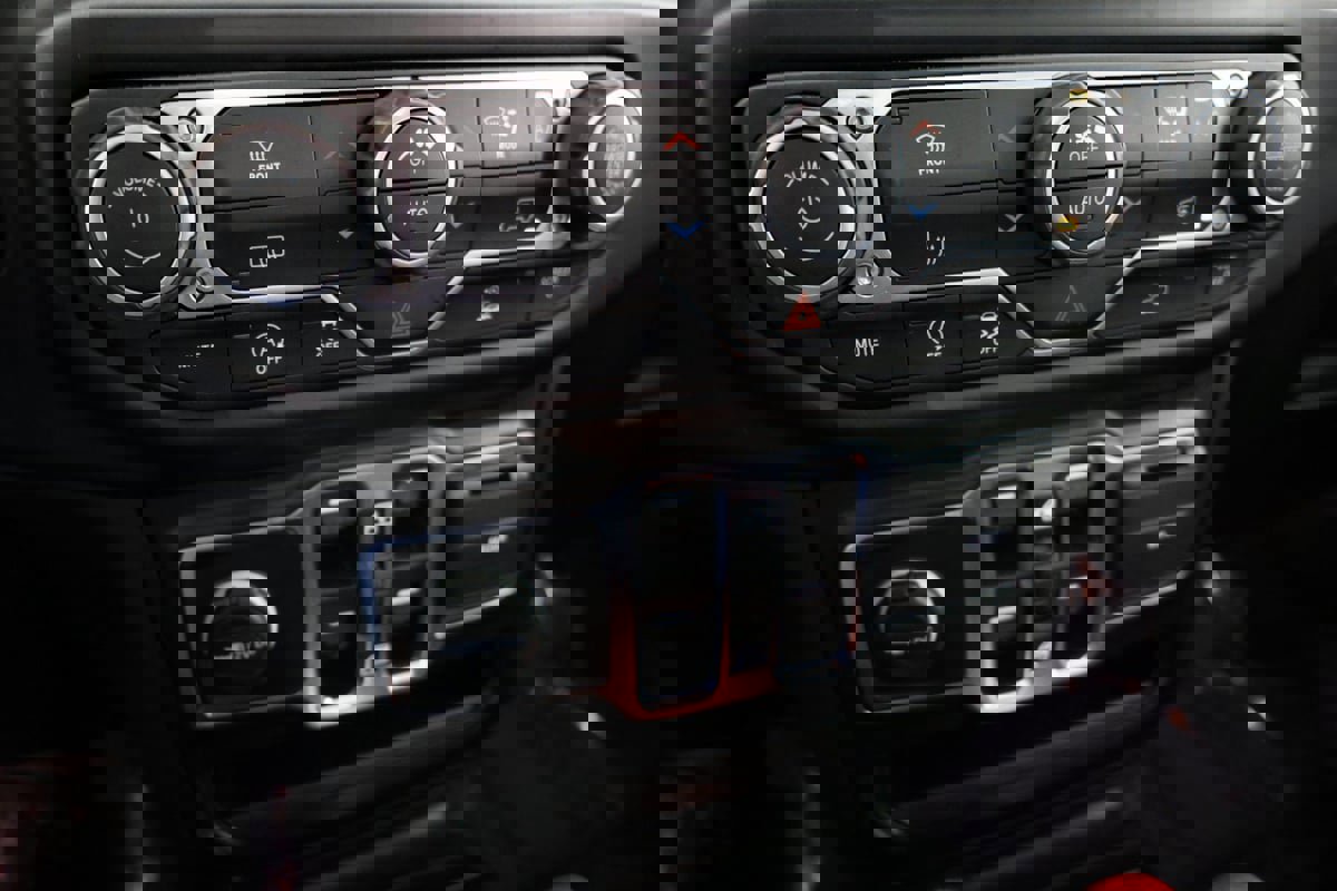 Used 2021 Jeep Wrangler Unlimited Sahara image 28