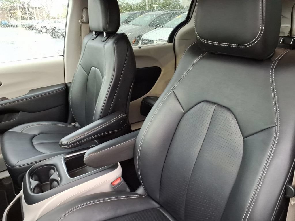 Used 2024 Chrysler Pacifica Touring-L FWD image 10