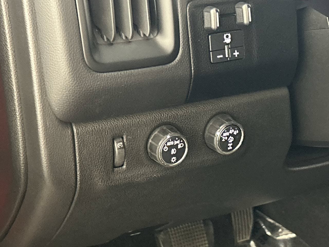 Used 2020 Chevrolet Colorado ZR2 w/ Colorado ZR2 Bison Edition AWD/4WD image 13