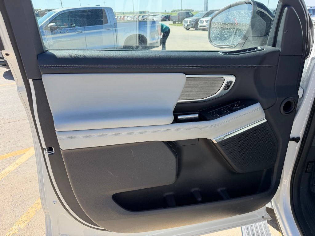 Used 2025 Ford Expedition Max Platinum w/ Driver's Package AWD/4WD image 12