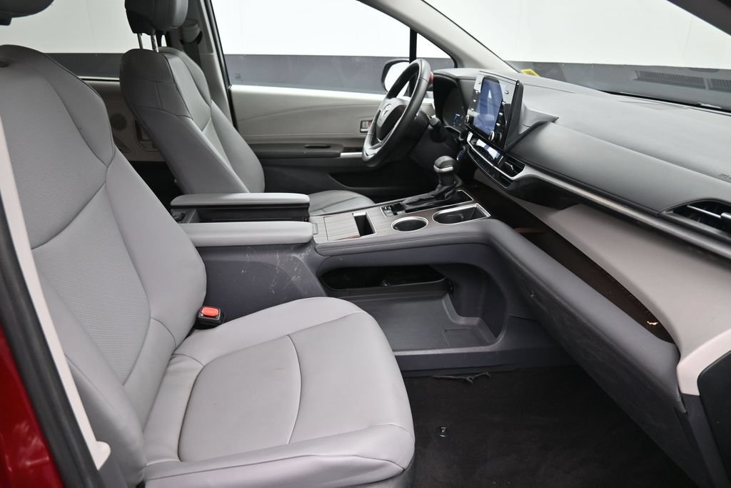 Certified 2022 Toyota Sienna XLE AWD/4WD image 27