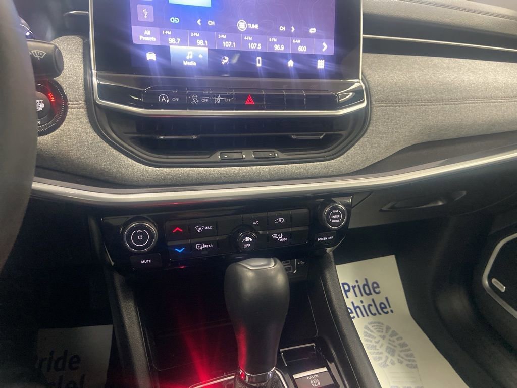 Used 2023 Jeep Compass Latitude w/ Sun and Sound Group image 31