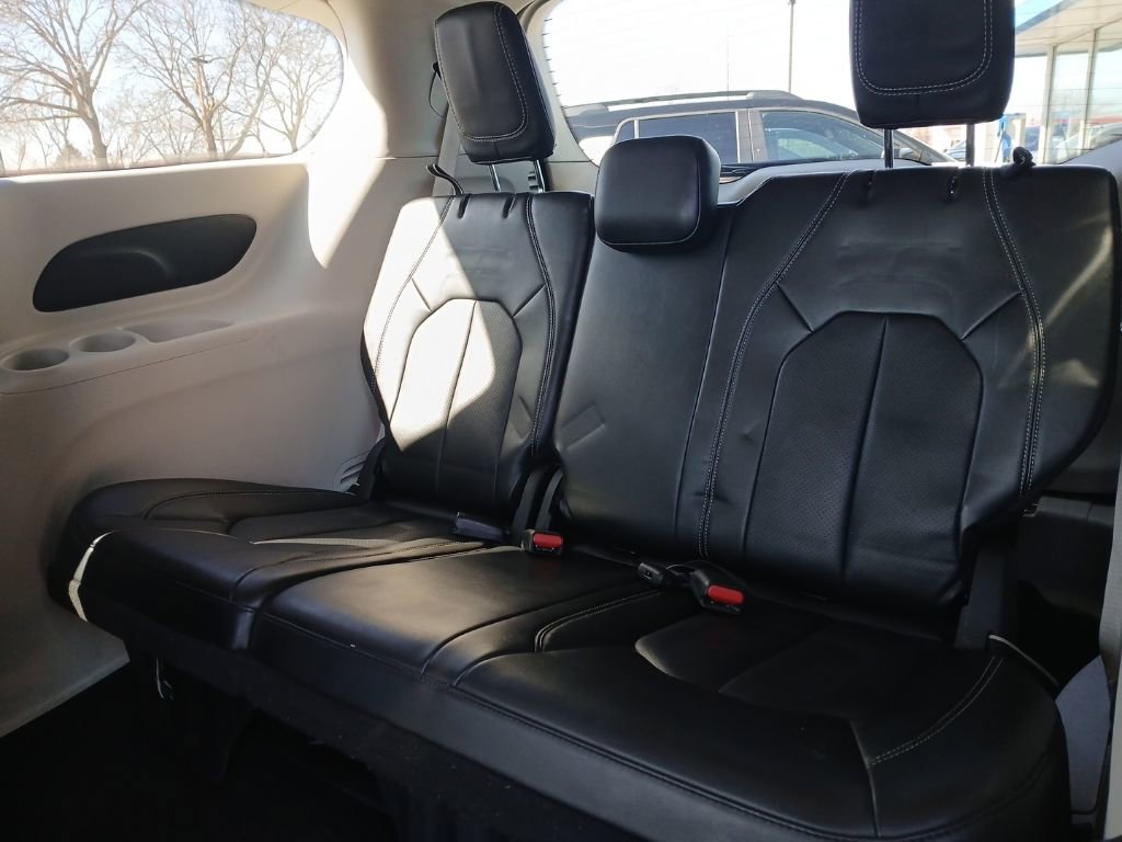 Used 2024 Chrysler Pacifica Touring-L image 31