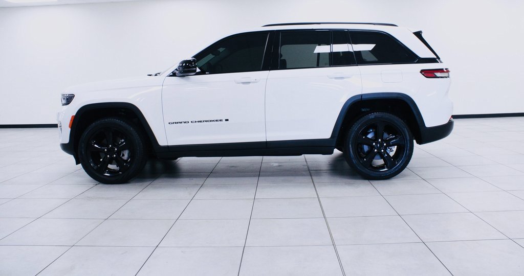 Used 2024 Jeep Grand Cherokee Limited w/ Black Appearance Package image 2
