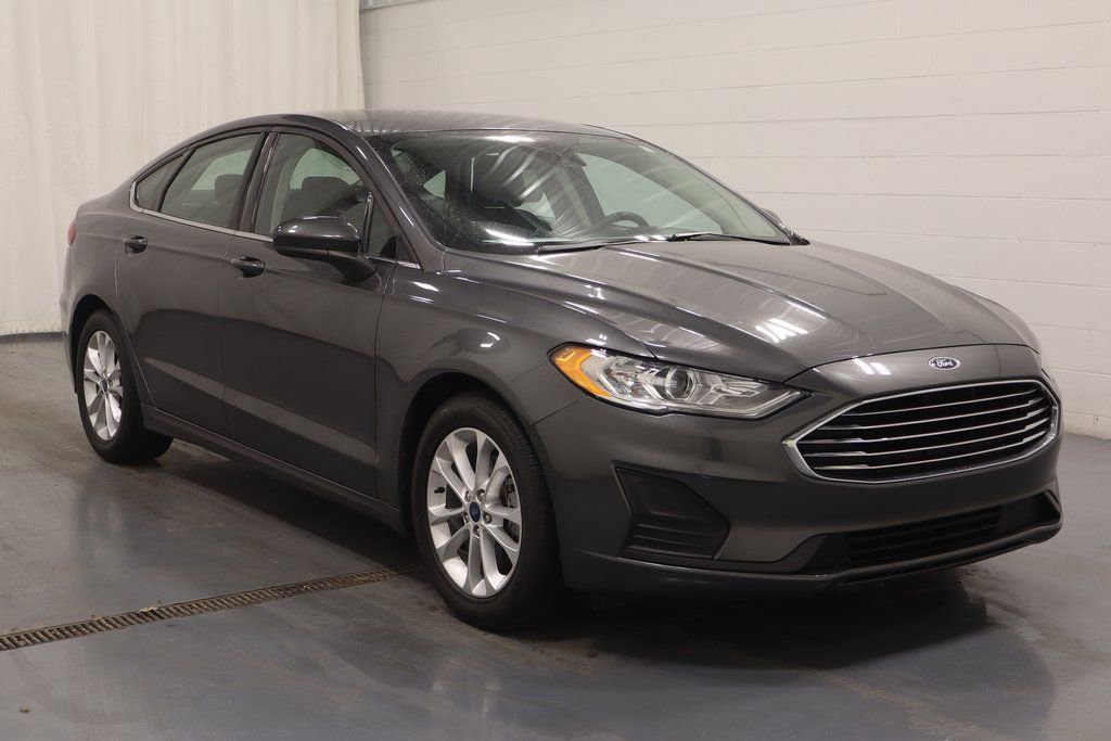 Used 2019 Ford Fusion SE image 2