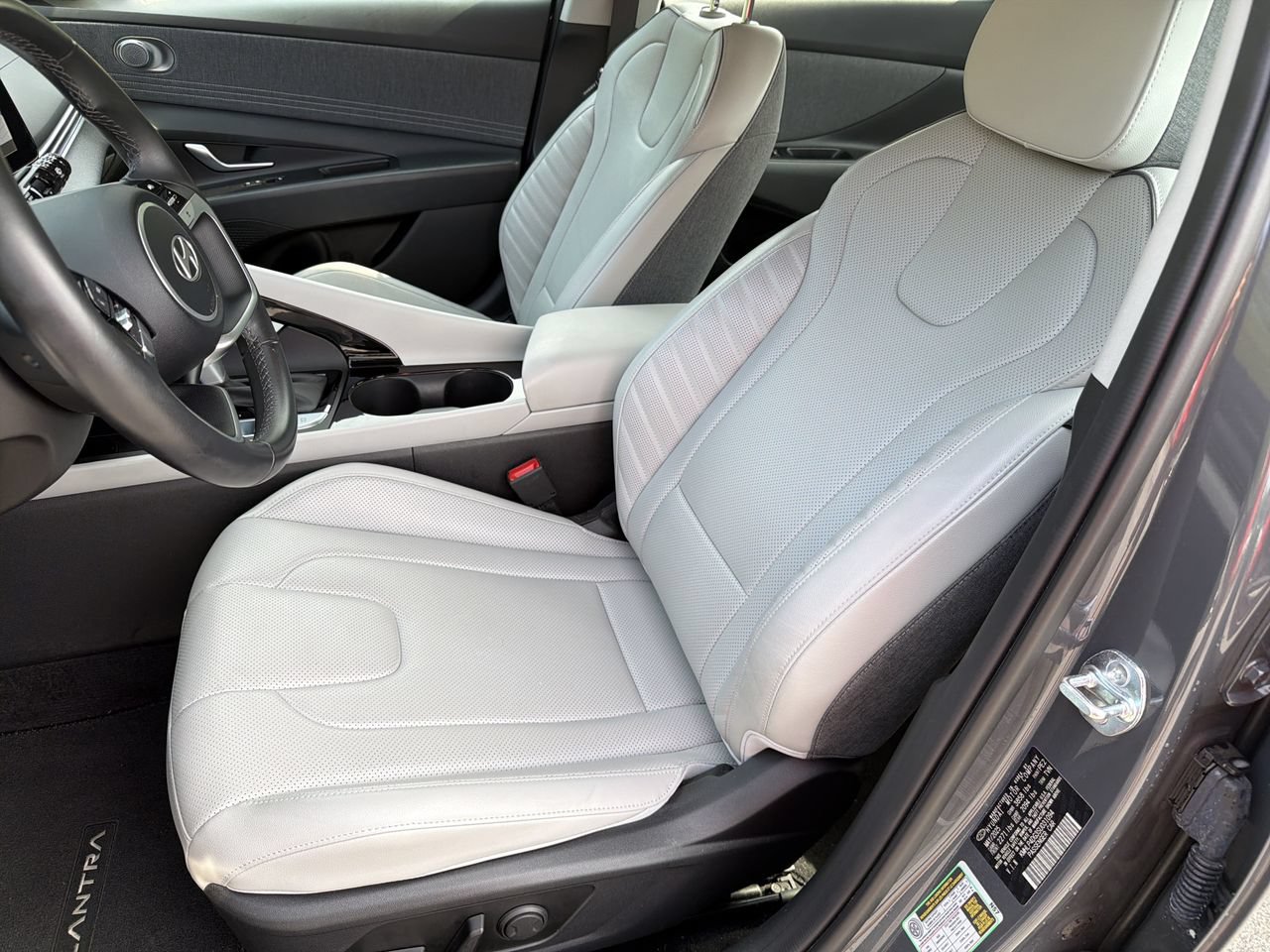 Used 2025 Hyundai Elantra Limited FWD image 17