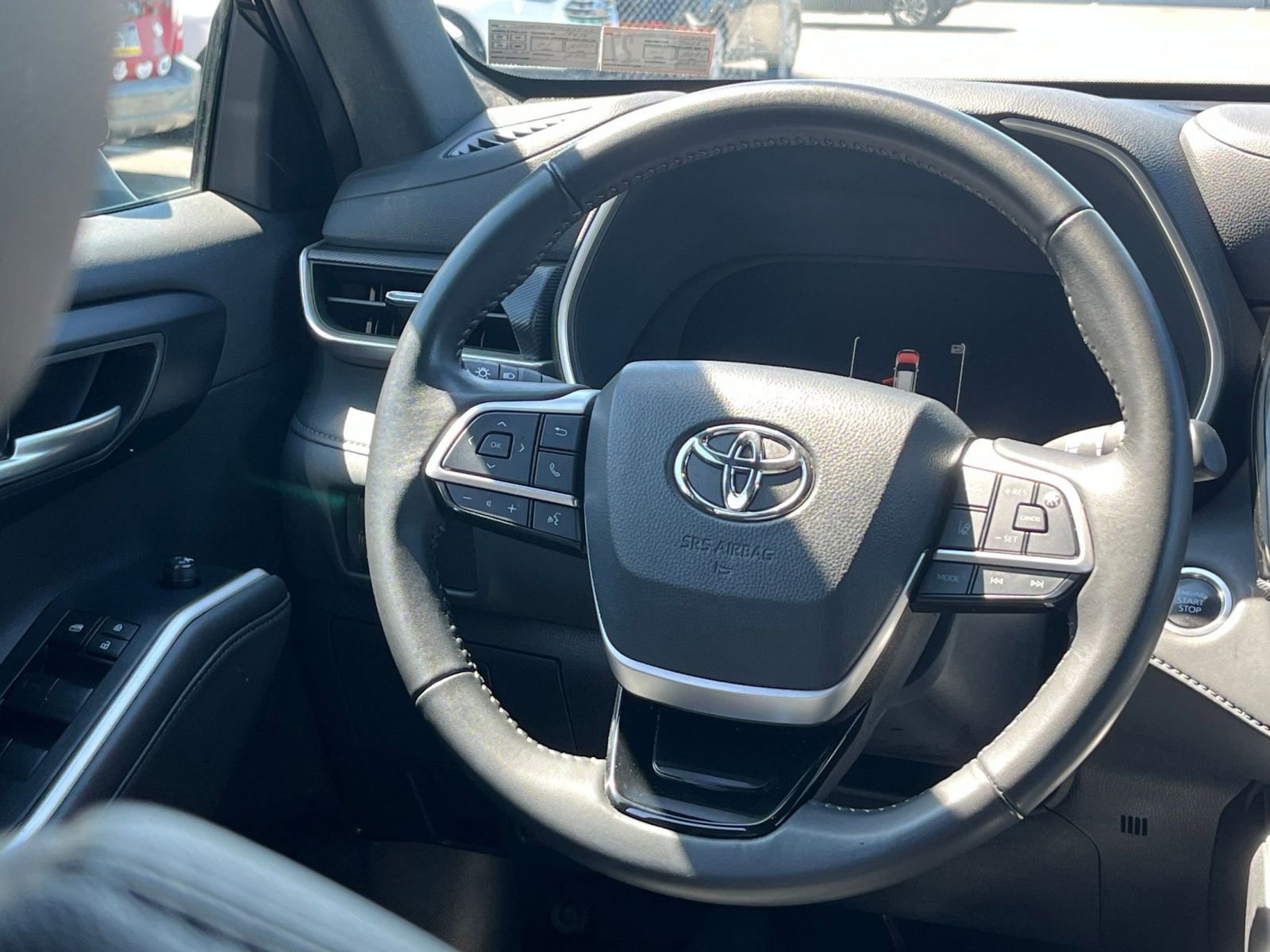 Used 2025 Toyota Highlander XSE AWD/4WD image 29