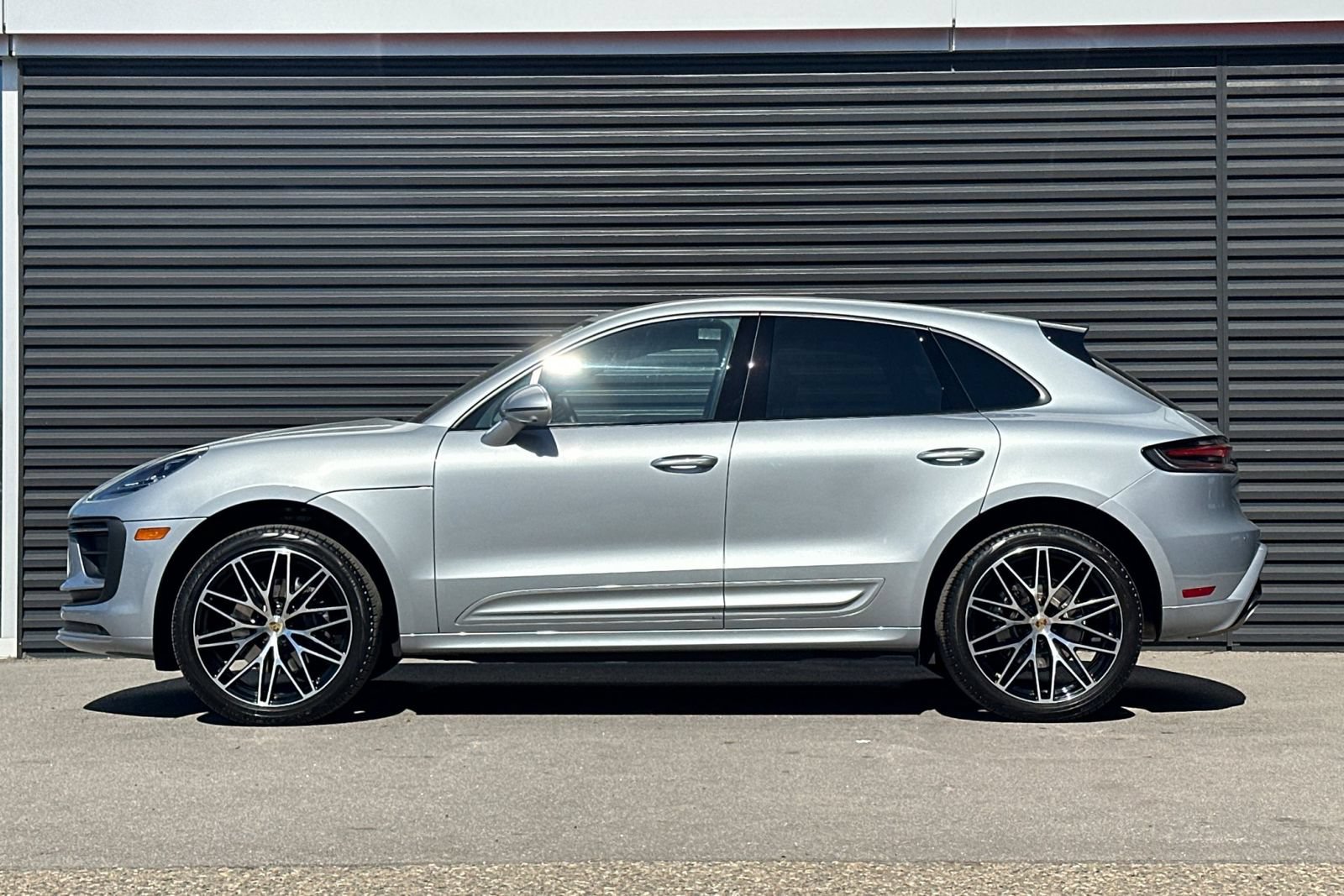 Used 2025 Porsche Macan AWD/4WD image 2
