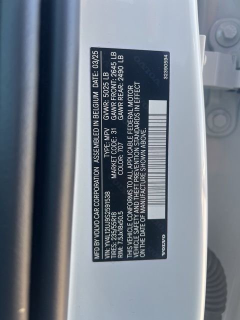 Used 2025 Volvo XC40 B5 Core image 9