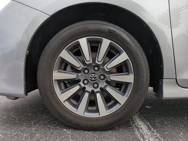 Used 2018 Toyota Sienna XLE AWD/4WD image 25