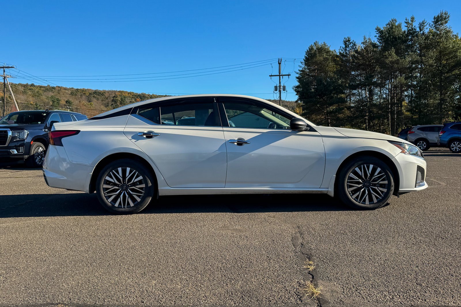Used 2024 Nissan Altima 2.5 SV image 2