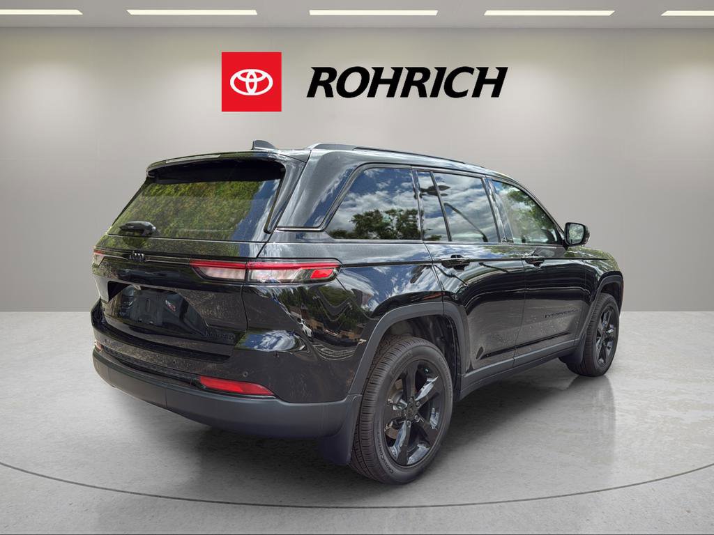 Used 2023 Jeep Grand Cherokee Limited w/ Black Appearance Package AWD/4WD image 6