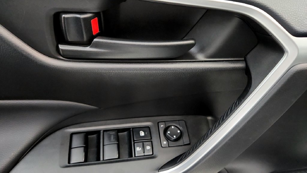 Certified 2025 Toyota RAV4 LE AWD/4WD image 31