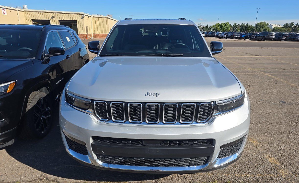 Used 2025 Jeep Grand Cherokee L Limited w/ Luxury Tech Group II AWD/4WD image 3
