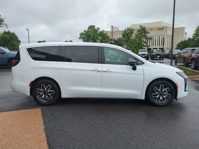 New 2027 Chrysler Pacifica Limited FWD image 3