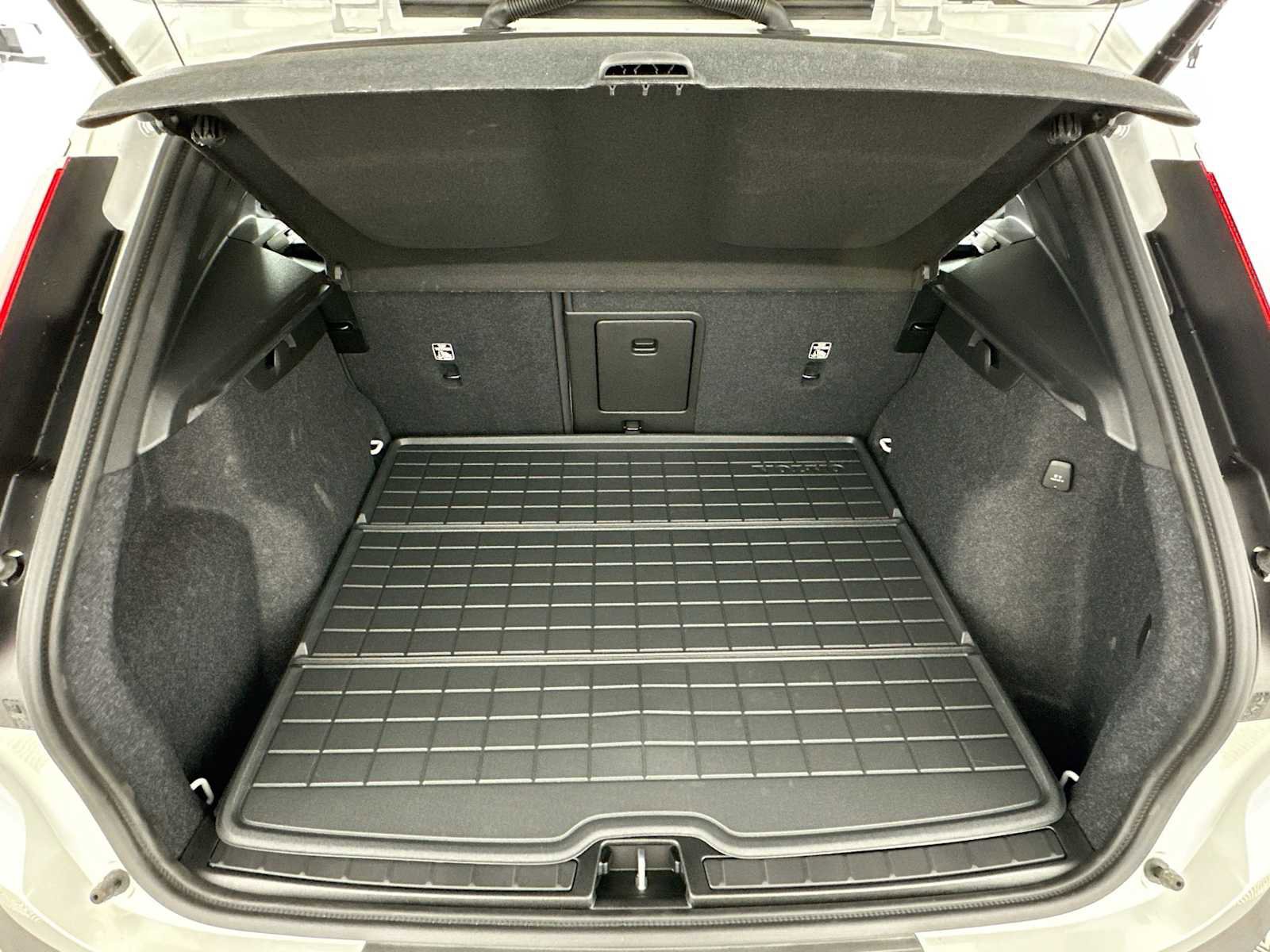 Used 2025 Volvo XC40 B5 Plus w/ Climate Package image 25