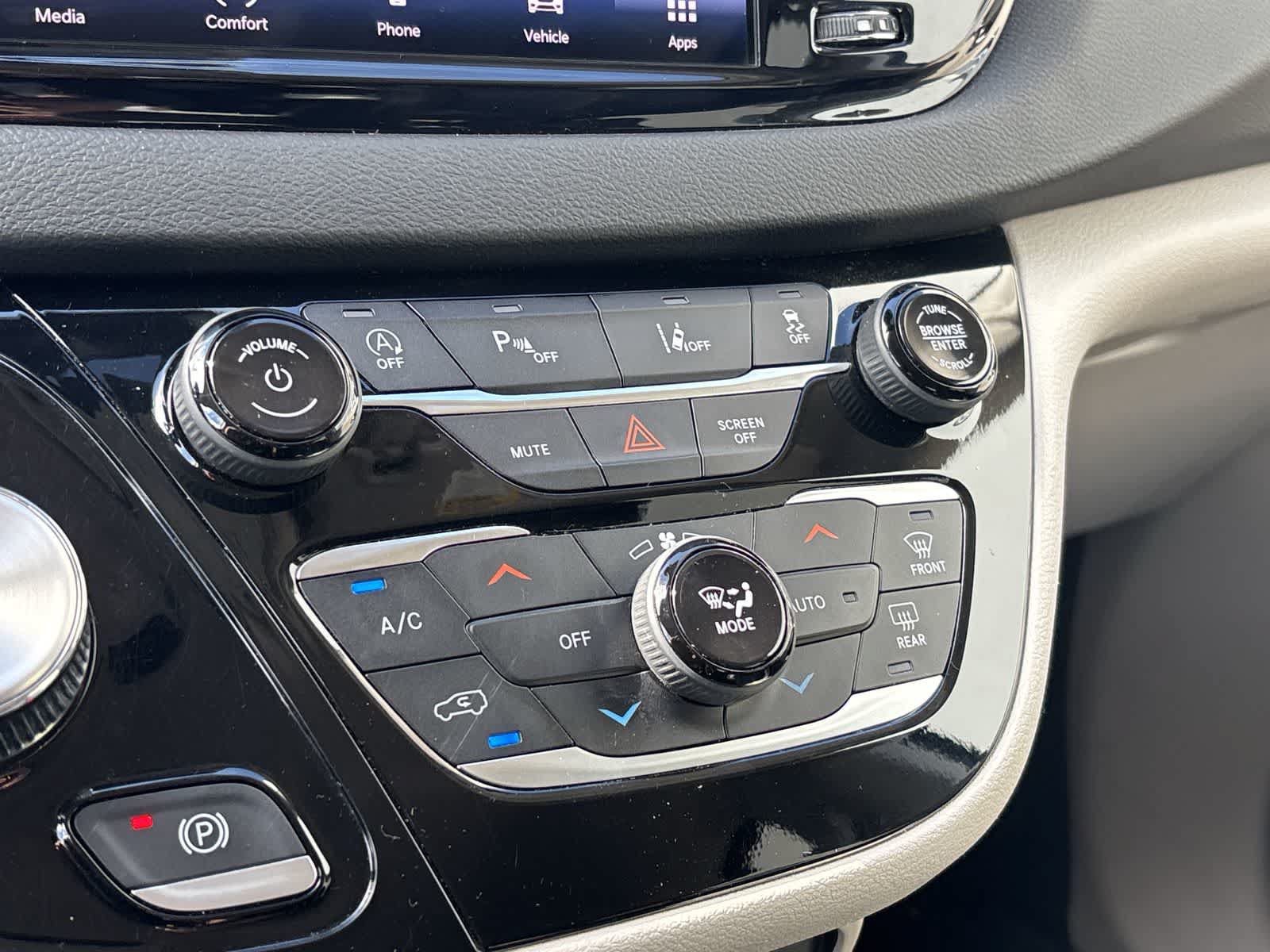 Used 2023 Chrysler Pacifica Touring-L FWD image 23