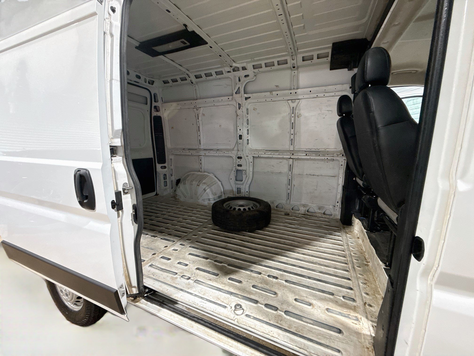 Used 2025 RAM ProMaster 2500 w/ Convenience Group FWD image 25