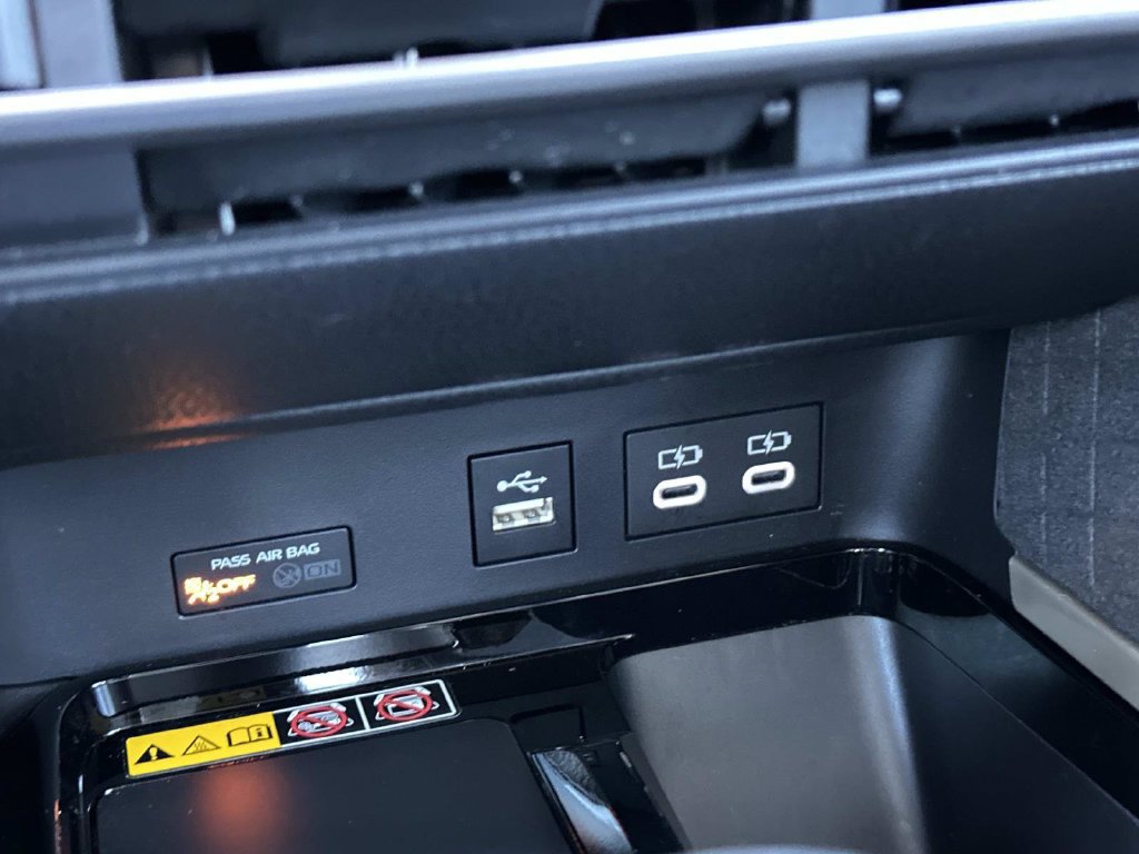 Used 2025 Toyota Camry XLE FWD image 38