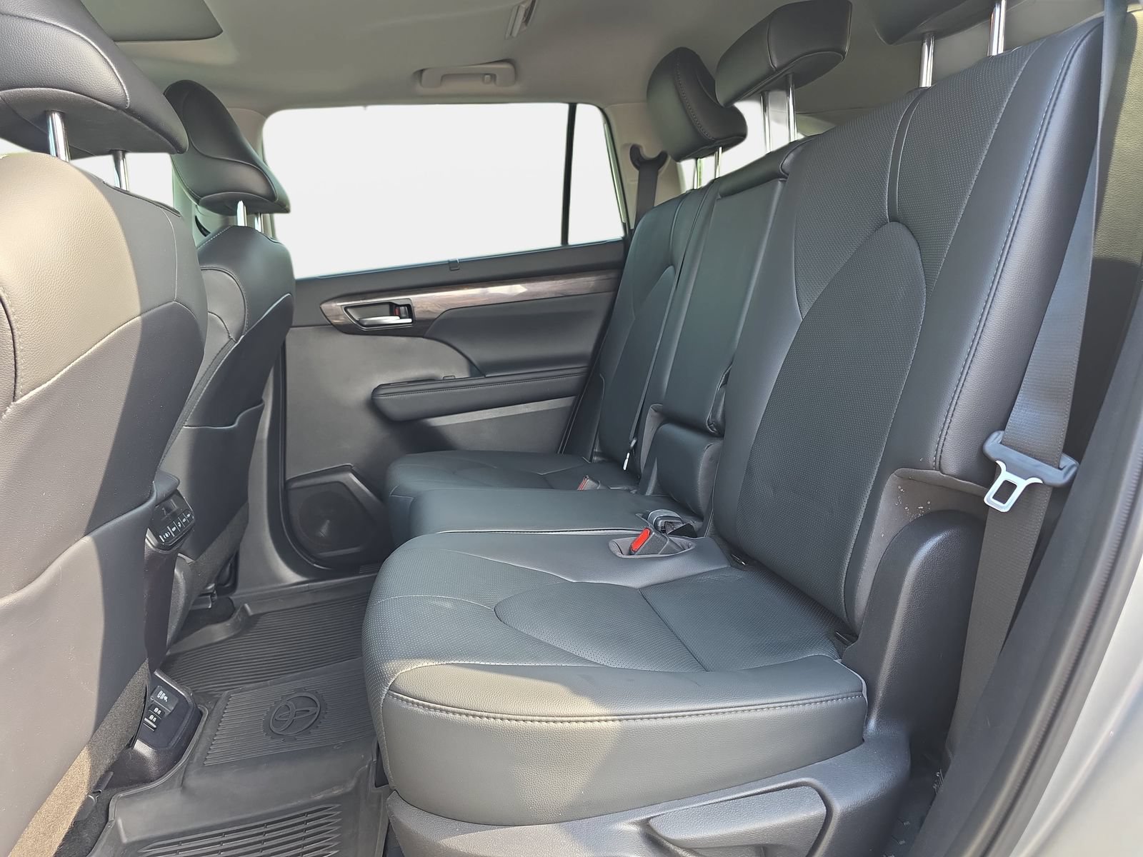 Used 2021 Toyota Highlander Limited FWD image 15