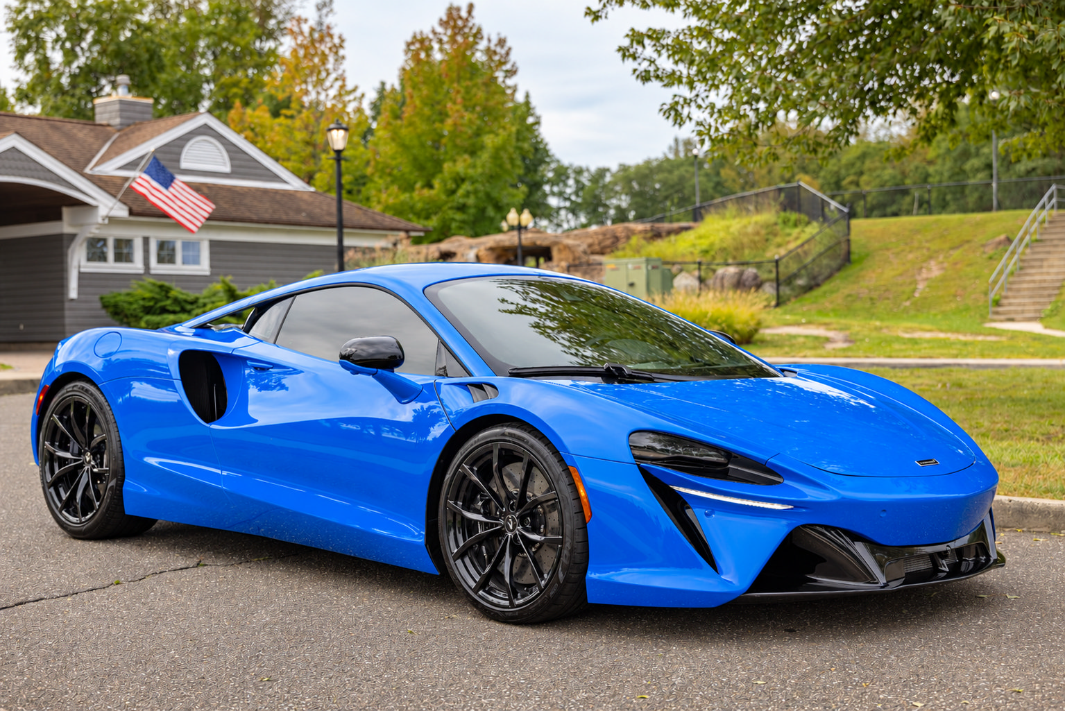 Used 2024 McLaren Artura RWD image 3