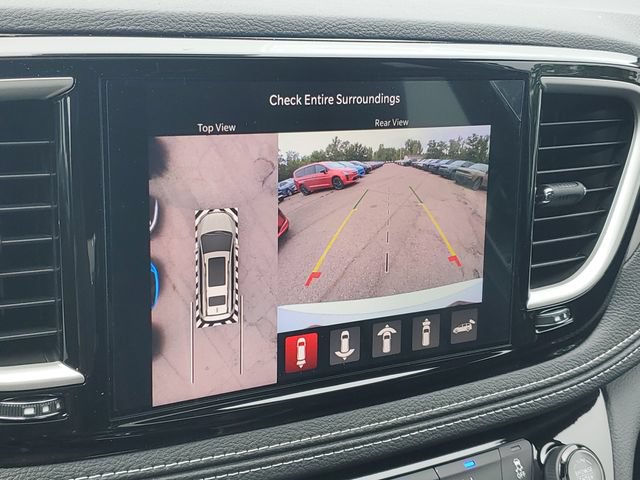 New 2027 Chrysler Pacifica Limited w/ Family Tech Group AWD/4WD image 27