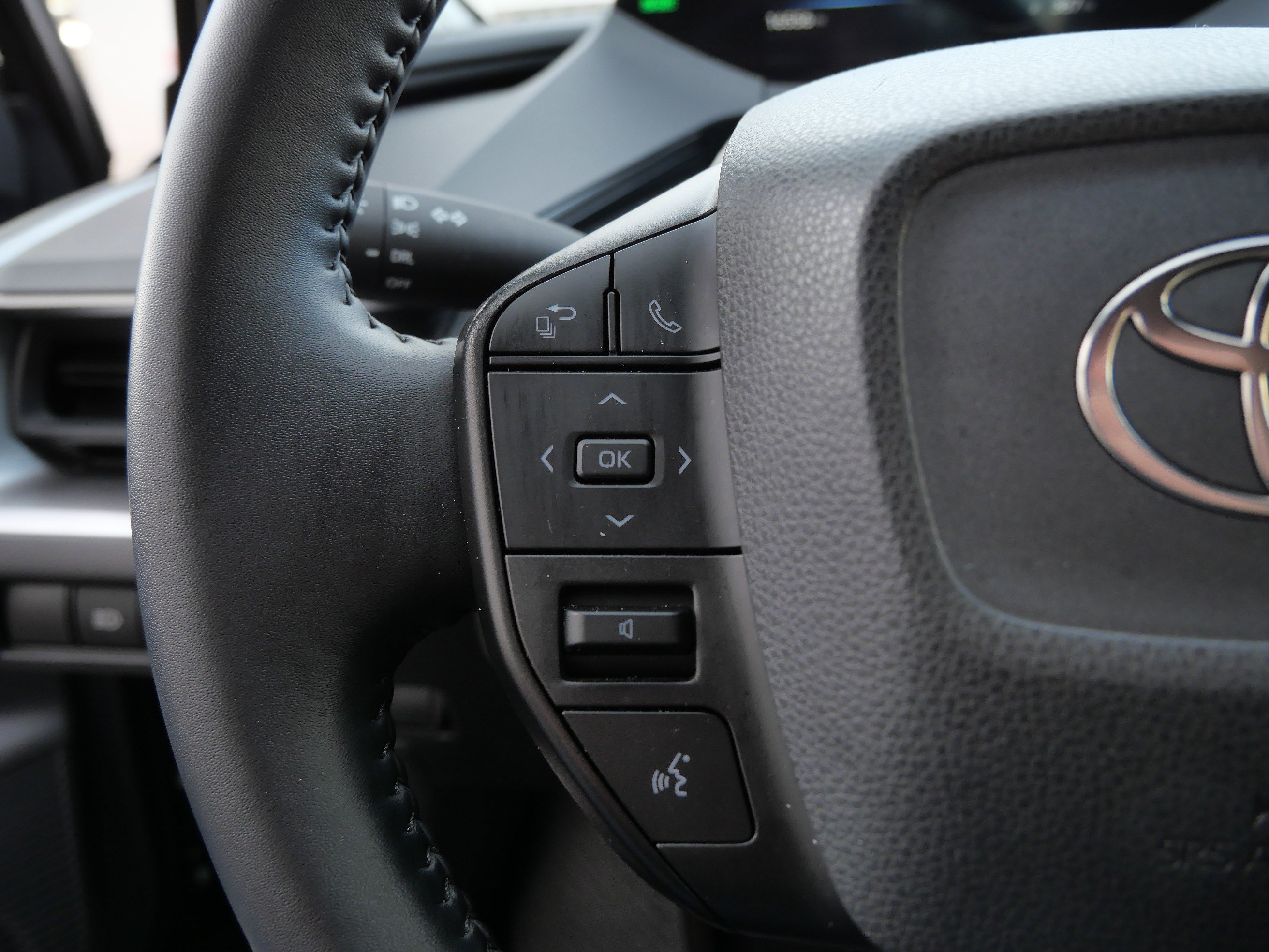 Certified 2025 Toyota Prius LE image 28