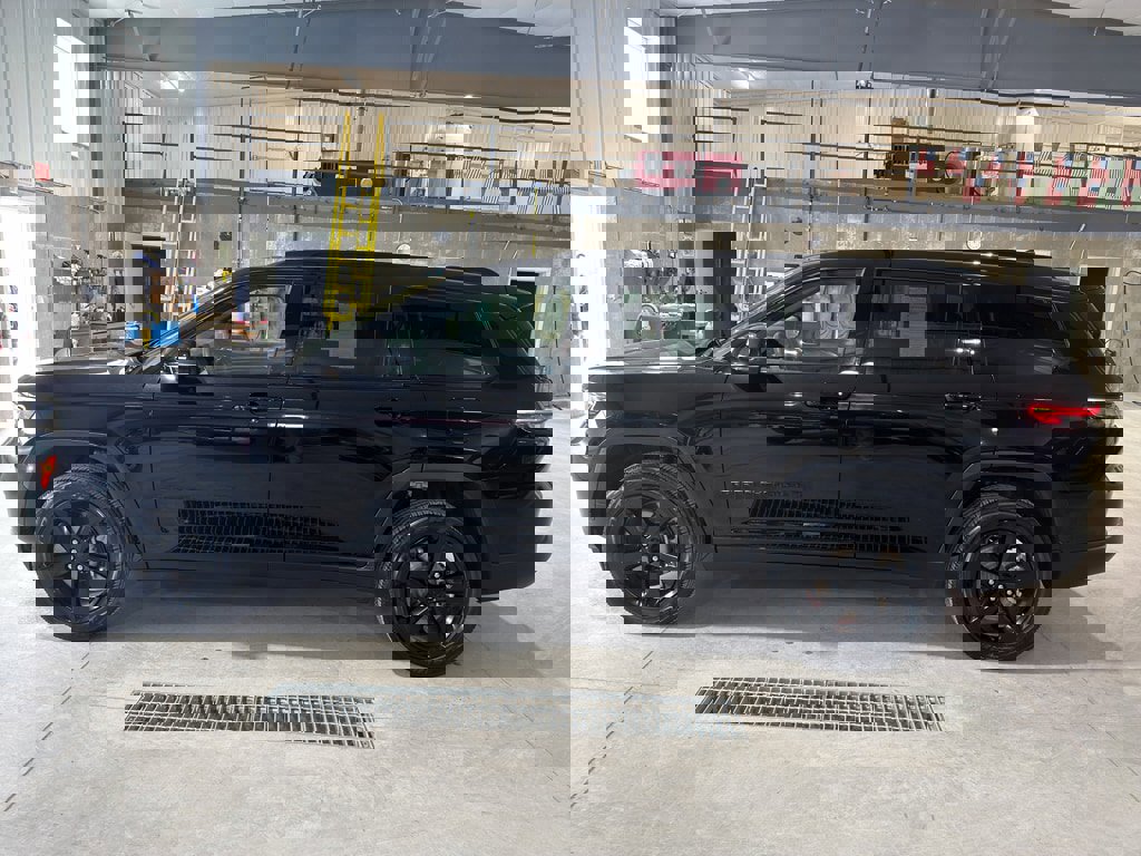 Used 2023 Jeep Grand Cherokee L Laredo AWD/4WD image 1