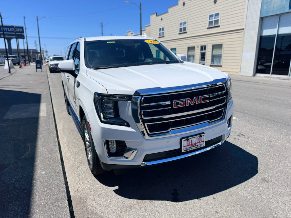 Used 2023 GMC Yukon XL SLT AWD/4WD image 2