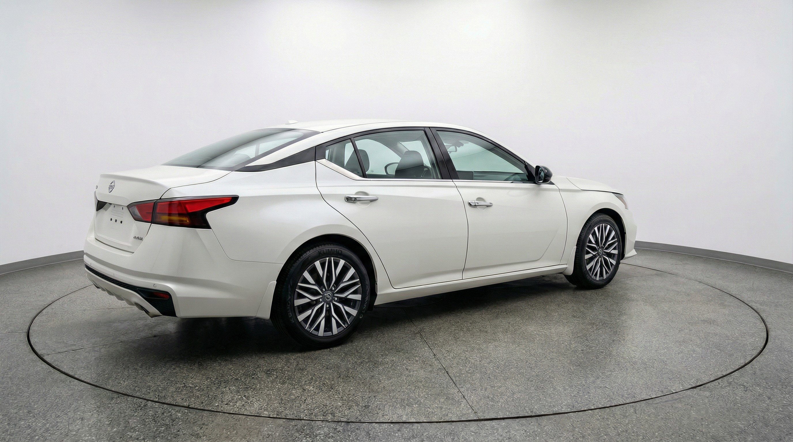 Used 2025 Nissan Altima 2.5 SV image 9