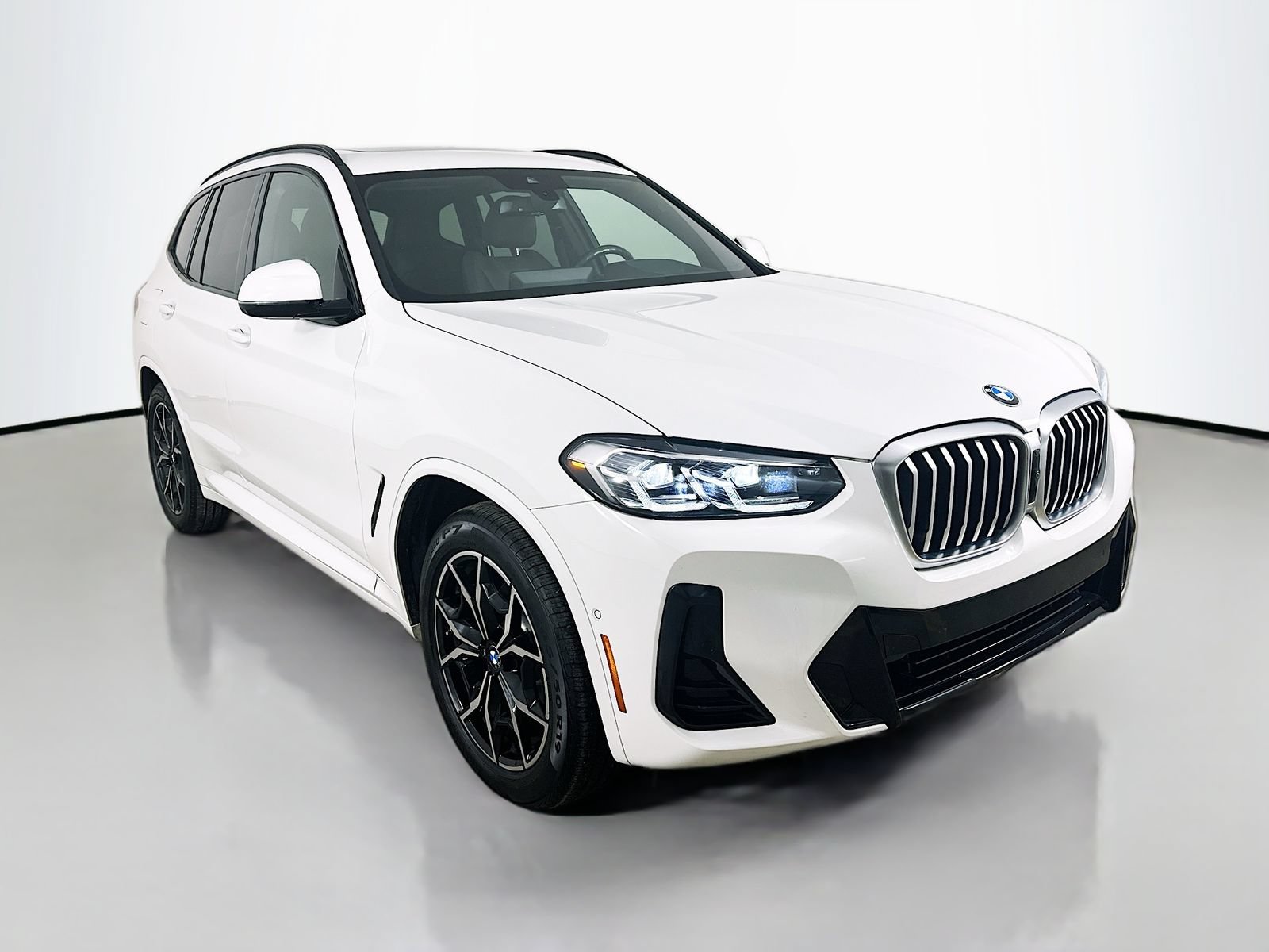 Used 2024 BMW X3 xDrive30i w/ Premium Package AWD/4WD image 3