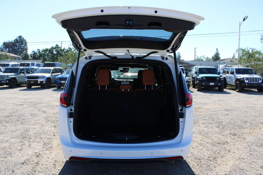 New 2026 Chrysler Pacifica Pinnacle image 11