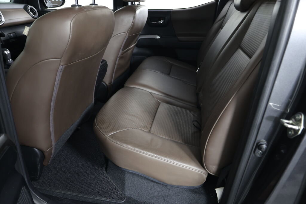 Used 2016 Toyota Tacoma Limited w/ Towing Package RWD image 17