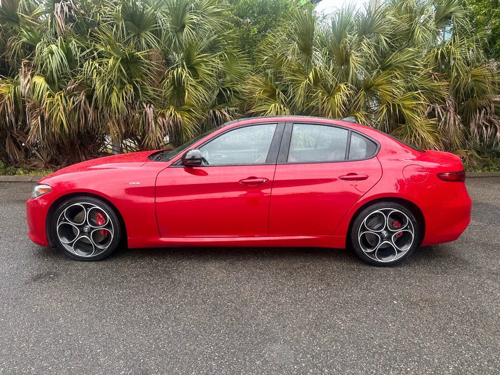 Used 2023 Alfa Romeo Giulia Veloce image 2