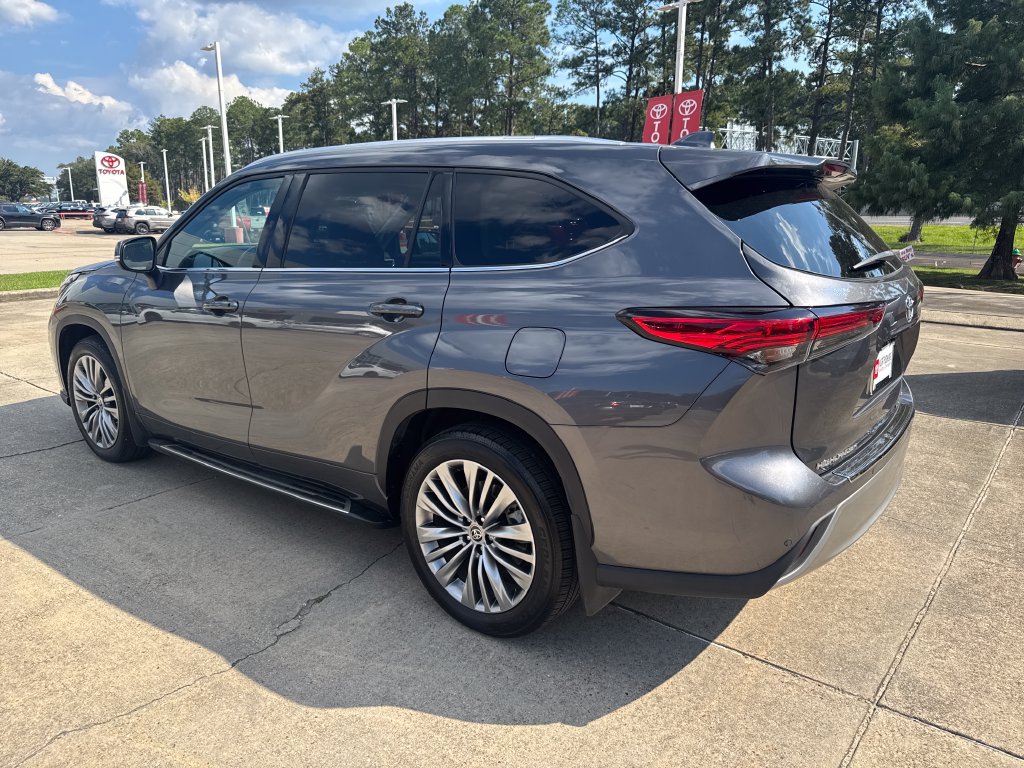Certified 2021 Toyota Highlander Platinum AWD/4WD image 3