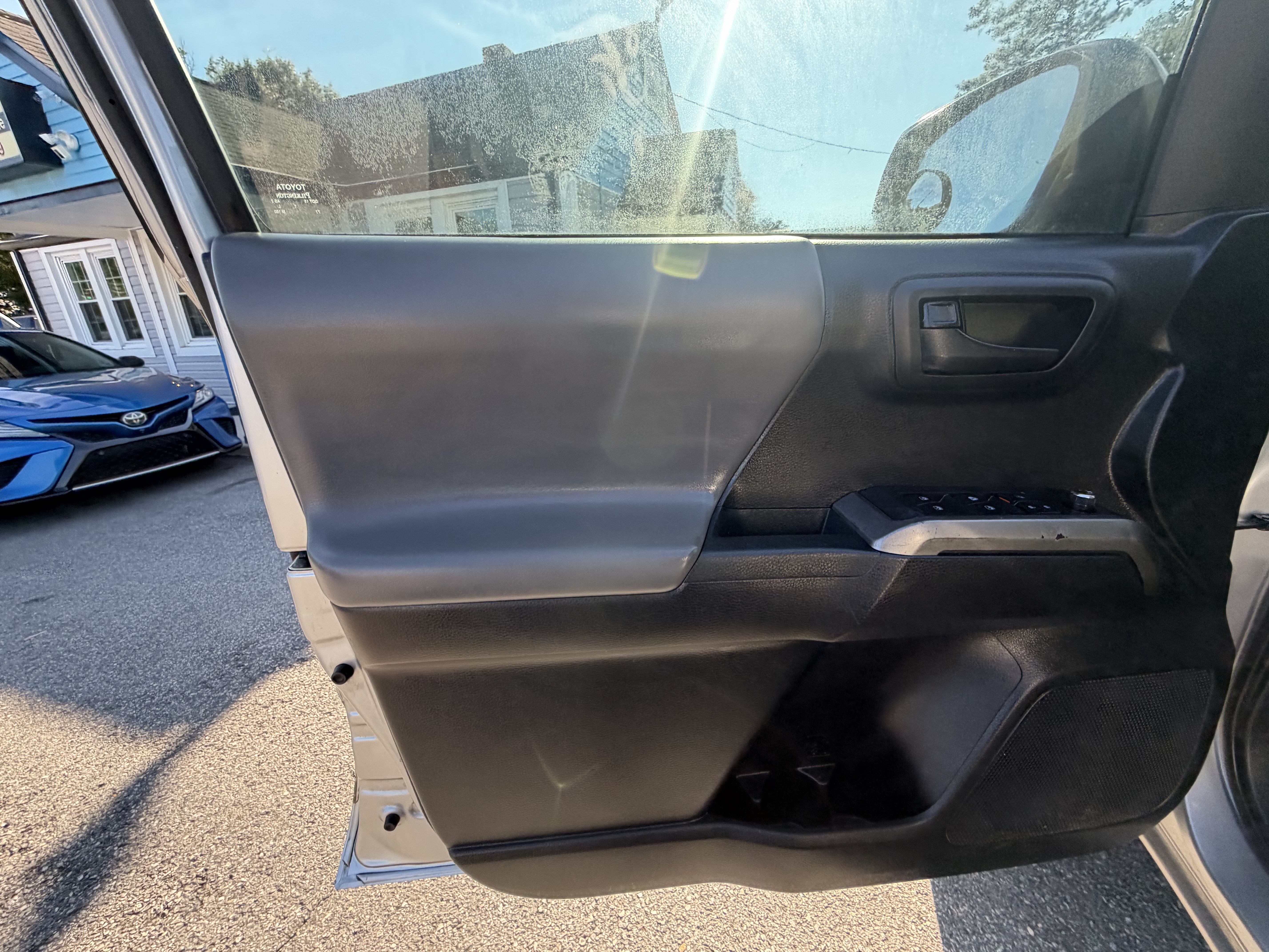 Used 2017 Toyota Tacoma SR5 w/ Tow Package AWD/4WD image 13