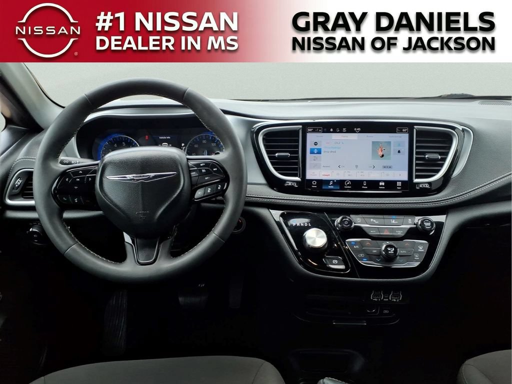 Used 2022 Chrysler Pacifica Touring FWD image 10