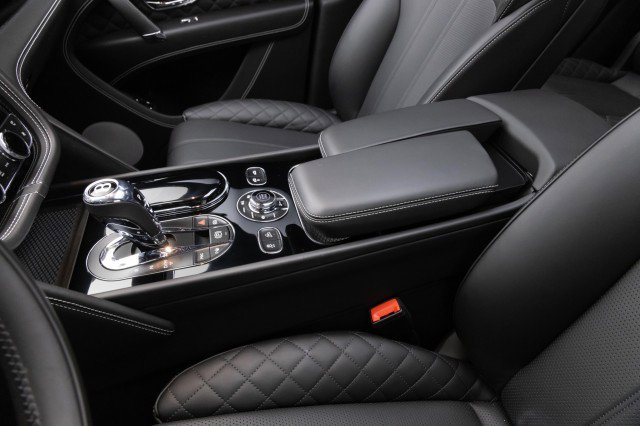 Used 2017 Bentley Bentayga image 32