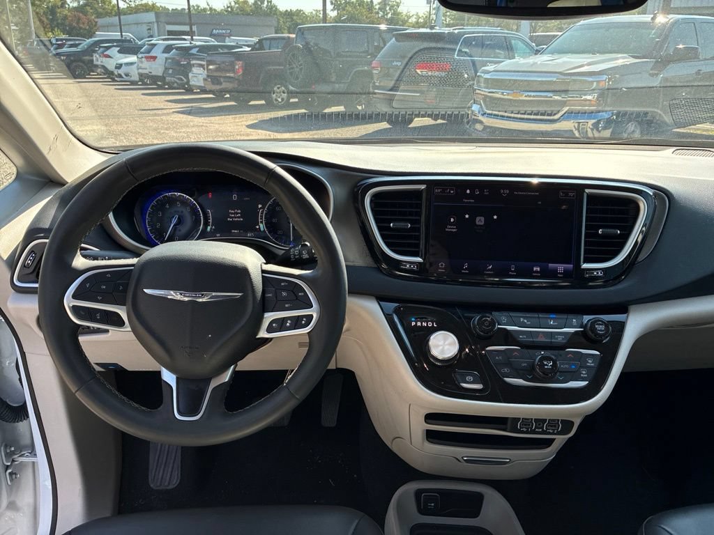 Used 2024 Chrysler Pacifica Touring-L FWD image 18