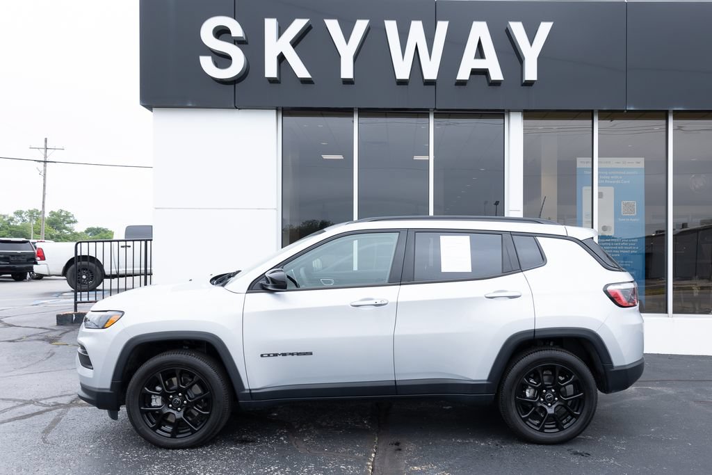 Used 2026 Jeep Compass Latitude w/ Quick Order Package 29K AWD/4WD image 2