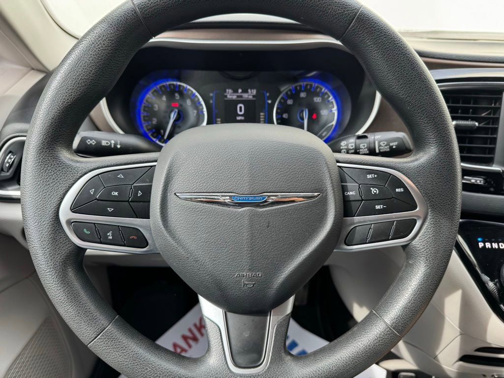 Used 2018 Chrysler Pacifica Touring Plus w/ Tire & Wheel Group FWD image 16