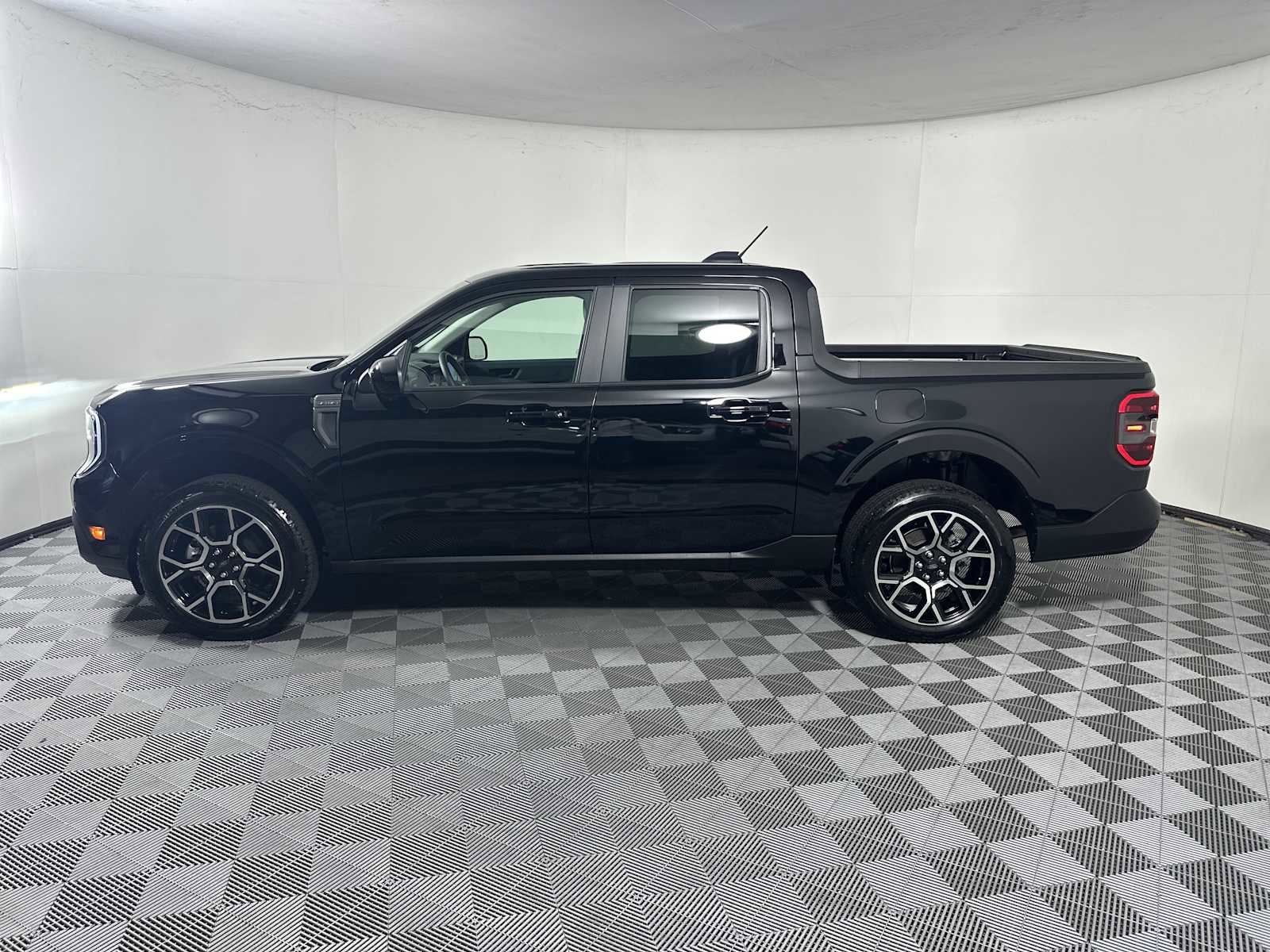 Used 2025 Ford Maverick Lariat image 4