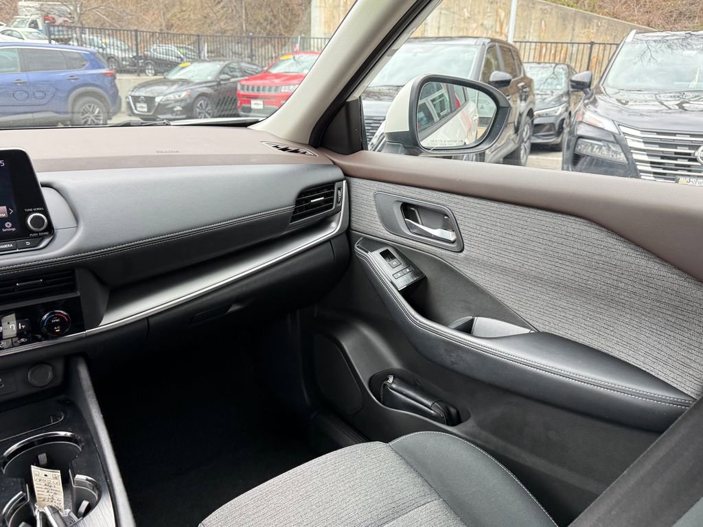 Used 2023 Nissan Rogue SV AWD/4WD image 16