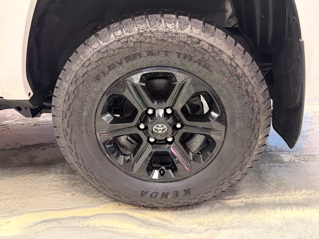 Used 2022 Toyota 4Runner SR5 Premium w/ Moonroof Package AWD/4WD image 29