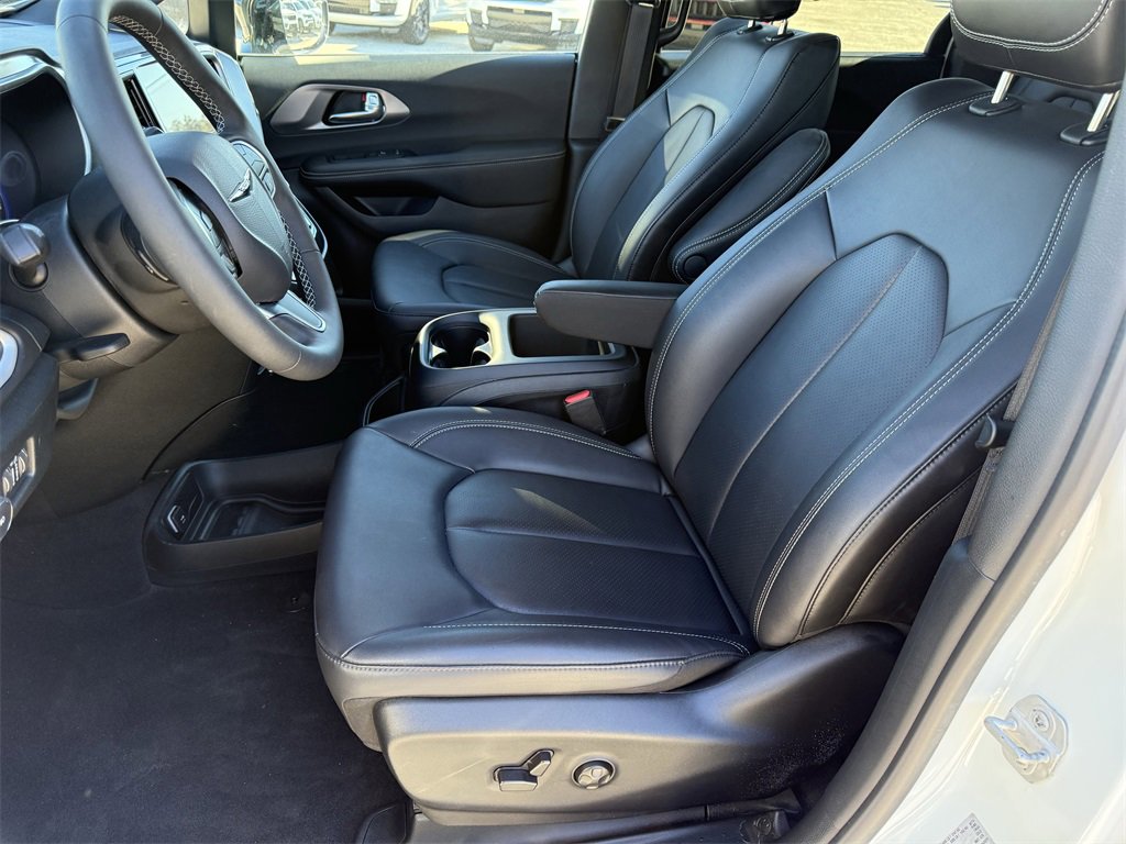 Used 2025 Chrysler Pacifica Select image 12