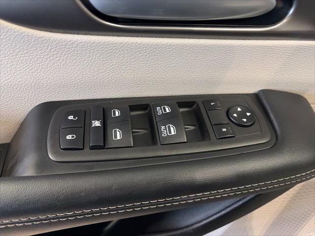 Used 2024 Chrysler Pacifica Touring-L image 14