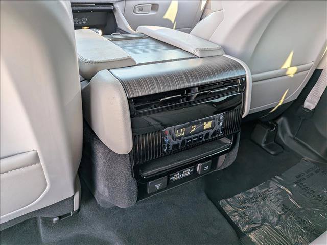 Used 2023 Jeep Wagoneer Series III w/ Preferred Equipment Group AWD/4WD image 23
