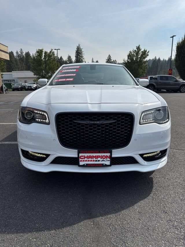Used 2023 Chrysler 300 Touring L AWD/4WD image 2